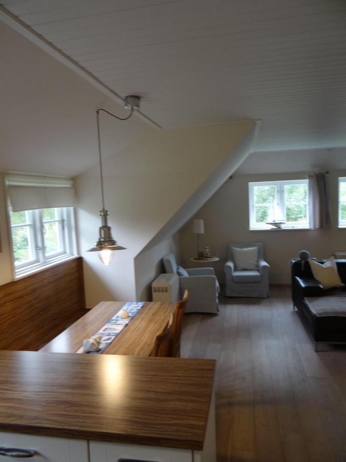 Ferienwohnung-Dg-Im-Reetdachhaus-Im-Ort-Welt Extérieur photo